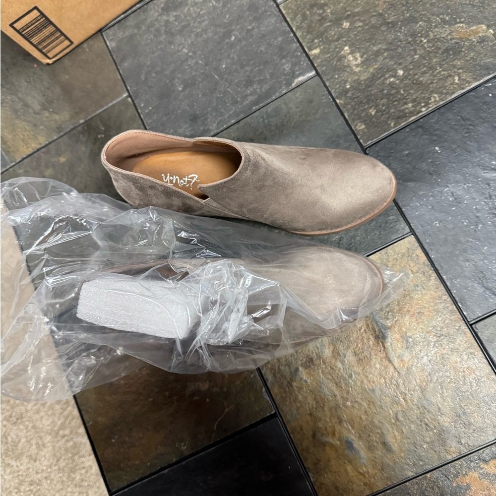 Suade short heel boot
